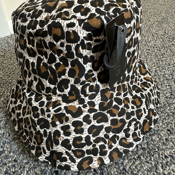 NWT: Leopard bucket hat - Picture 4 of 5